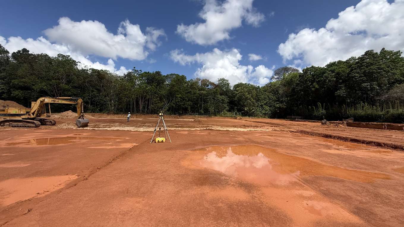 Implantation topographique au théodolite sur la plateforme terrassée du chantier KATARU