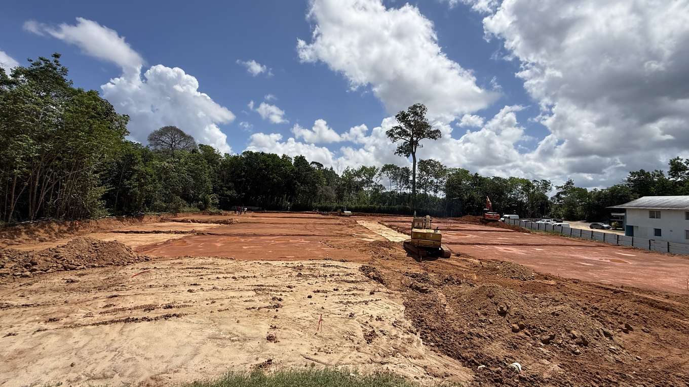 Bouteur étalant la couche de forme sablonneuse sur le chantier KATARU