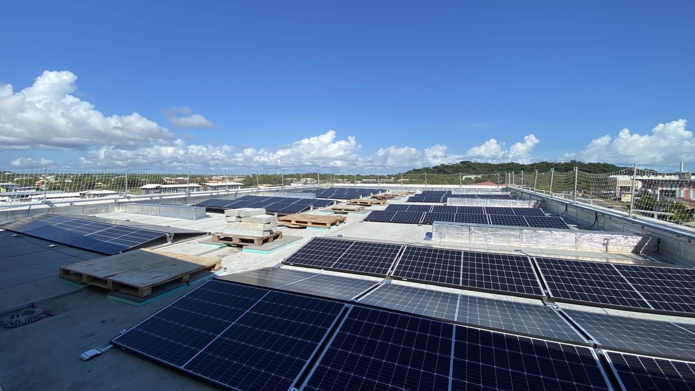 Centrale photovoltaïque installée par ODYSSÉE GROUP sur le programme tertiaire NONI à Cayenne